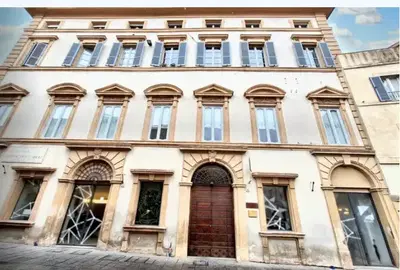 Locale commerciale, accessori pertinenziali e uffici siti nel centro storico...