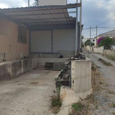 Diritti di piena proprietà su fabbricato artigianale con piccolo deposito adiacente (CAT C/3)  a piano terra, di circa 185 mq complessivi di cui 95 mq urbanisticamente assentiti come meglio specificato nell'avviso di vendita che è sito lungo  la S.P. Sampieri Pozzallo n° 2, comune di Modica con gli accessori e le pertinenze comuni