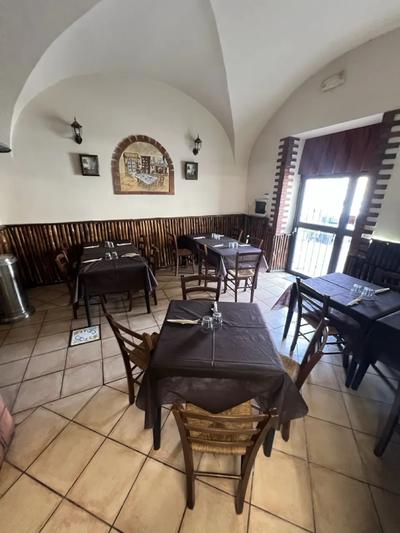 N.25 tavoli quadrati in legno accompagnati da 80 sedie in legno scuro con seduta in paglia. Valore di € 3.500,00.