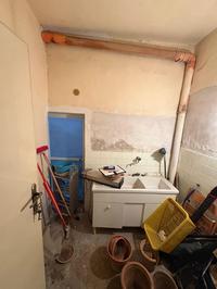 Piena proprietà, per la quota di 1/1, di appartamento sito nel Comune di Corato (Ba) alla Via Leopoldo Tarantini n.103, piano T-1, della superficie convenzionale complessiva di mq. 84,92, composto da ingresso/disimpegno centrale che serve i diversi ambienti (zona cucina, servizio igienico e vani principali). L’unità immobiliare ricomprende ulteriori porzioni accessorie distribuite su differenti livelli del fabbricato, tutte identificate nel medesimo subalterno catastale.