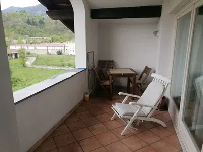 Rif. 1 - appartamento al piano secondo composto da: ingresso su soggiorno, cucina, disimpegno, due bagni, due camere, corridoio, balcone e sottotetto accessibile dal vano scale comune, ma non abitabile, con vano tecnico con caldaia dedicata all'unità immobiliare. Rif. 2 - autorimessa. Rif. 3 e 4 - terreno.