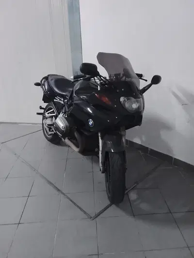 Lotto Unico: Motoveicolo marca BMW, modello AG.  RS0422A R 110 S, targato  ** *** **, data di immatricolazione 27 dicembre 2001, alimentazione benzina, cilindrata (cm3) 1.085, potenza 72 Kw, normale utilizzo provato, età 24 anni, classe euro 1, km 93.000, munito di carta di circolazione e CDP in originale, munito di chiave di accensione, allo stato marciante.