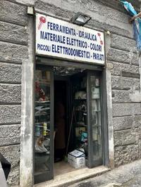 Piena proprietà di locale commerciale in Napoli, alla...