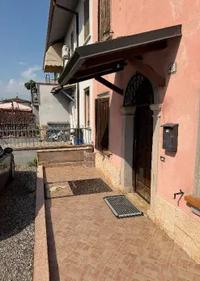 Piena proprietà di fabbricato civile con garage, il...
