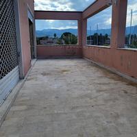 Piena proprietà di locale negozio/deposito ed area di...
