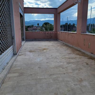 Piena proprietà di locale negozio/deposito ed area di pertinenza posta di fronte all’ingresso dell’immobile, collocati al primo piano di un fabbricato a due elevazioni. 
