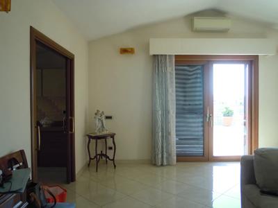 Piena ed intera proprietà di fabbricato con destinazione opificio ed area esterna ad uso esclusivo sviluppantesi su cinque livelli, con proporzionali diritti di comproprietà sulle parti comuni dell’intero fabbricato. Il fabbricato, all’attualità è utilizzato prevalentemente con destinazione residenziale 