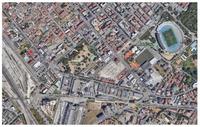 Diritti pari a 24/36 su negozio ubicato al piano terra di fabbricato residenziale, con cinque accessi, composto da ampio spazio destinato ad attività commerciale, attualmente dismesso, con due bagni ed antibagni. Sono compresi due spazi esterni di pertinenza recintati con accesso da via Seneca e via G. D'annunzio, destinati a parcheggio. Diritto di piena proprietà su locale deposito al piano terra, di mq. 3 con accesso dall'androne condominiale.