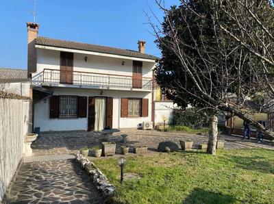 PIENA PROPRIETÀ di una villa indipendente sviluppata su...