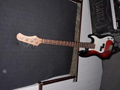 LOTTO 3: AMPLIFICATORI, CHITARRA ACUSTICA, BASSO ELETTRICO, CHITARRA ELETTRICA