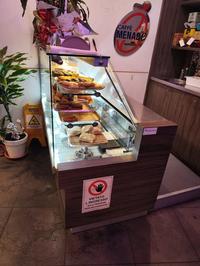 Bancone BAR e retrobanco completo di lavapiatti, lavandini, celle frigo, dotato di illuminazione, semicircolare con ripiano chiaro (marchiato Frigo 2000) + banco frigo da alimenti a due piani (marchiato Frigo 2000) con ripiano in acciaio + Banco credenza coordinato con bancone BAR e banco frigo con due mensole e piano in acciaio.