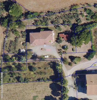 Diritto di piena proprietà di porzione di fabbricato bifamiliare rurale costituita da abitazione, un fondo utilizzato come laboratorio per arti e mestieri, magazzini e resede pertinenziale comune a terzi, oltre alla quota indivisa di ½ di terreni pertinenziali posti in Montepulciano, Frazione Sant’Albino Via dei Narcisi n° 19.