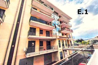 Appartamento pT (sub 99) e box auto (sub 95). Acireale (CT), via degli Argentieri Acesi 6-12. Superficie commerciale di 126 mq. Ingresso su soggiorno, cucina, disimpegno, 3 camere, wc, lavanderia e 2 balconi. Riscaldamento autonomo. Condizioni discrete Per maggiori informazioni visitare il portale www.quimmo.it - Codice annuncio 2537224
