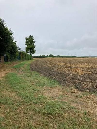Piena proprietà di due appezzamenti di terreno agricolo tra loro contigui...