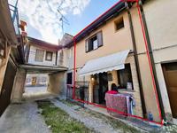 Casa in linea della superficie commerciale di 89 mq e...
