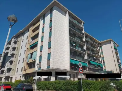 Appartamento al 6° e ultimo piano di un grande complesso condominiale, con...