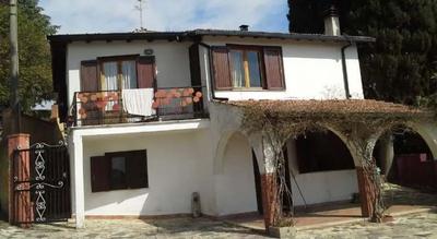 Villino per civile abitazione distribuito su due livelli...