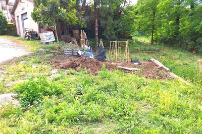 Terreno con ex pollaio a Meldola (FC), frazione San Colombano, via Carini. Periferia collinare ben servita. Frustolo allungato tra strada e agglomerato di case. Presente rudere di fabbricato in parte demolito e pericolante, uso pollaio. Superficie catastale di 415 mq. In abbandono Per maggiori informazioni visitare il portale www.quimmo.it - Codice annuncio 2639450