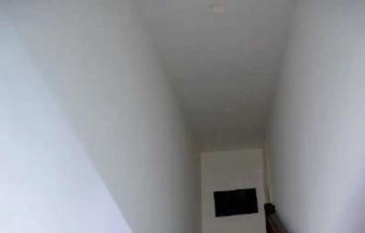 Appartamento al piano primo e secondo con garage al piano primo interrato facenti parte del complesso “condominio Perlasca”. L’appartamento si compone, al piano 1° di soggiorno con angolo cottura, camera disimpegnata con bagno e terrazza e, al piano 2°, di accessorio con velux (ora adibito a bagno) e altro accessorio con velux. I due piani sono collegati da scala intera. Il box auto di superficie catastale totale di 15mq è dotato di serranda basculante in lamiera.