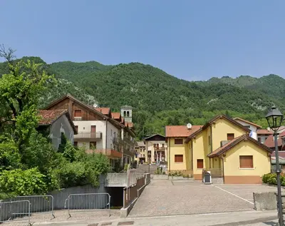 Edificio composto da 5 negozi, 9 abitazioni, 25 garage e 12 cantine a Barcis (PN) - vendita telematica sulla piattaforma www.gobidreal.it n.33212