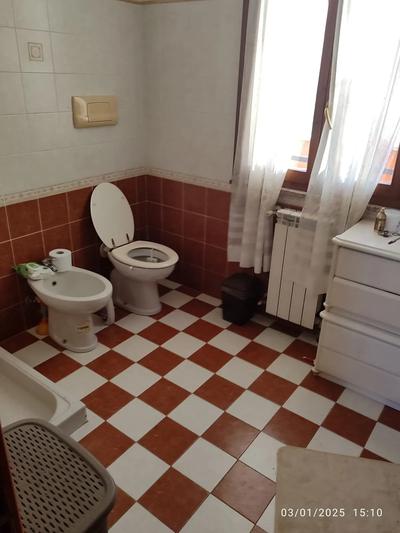Intera piena proprietà di:  Bene n. 18) Villetta a schiera sviluppantesi su tre piani fuori terra, facente parte di fabbricato inserito in un complesso condominiale e composta: al piano terra, da ingresso con vano scale; al piano primo, da vano scale, antibagno, bagno, cucina-soggiorno e balcone; al piano secondo, da vano scale, atrio, tre camere da letto, bagno e balcone; con annesse aree cortilive antistante e retrostante; Bene n.19: Garage pertinenziale posto al piano terra del medesimo corpo di fabbrica