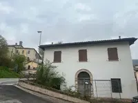 Diritti di piena proprietà per l'intero di appartamento di mq.214,25 (Fg. 151 part 125 sub.2 - cat.A/6), di ufficio di mq. 155,84 (fg. 151 part. 125 sub.3 - cat. F/3)e di terreni per complessivi mq...