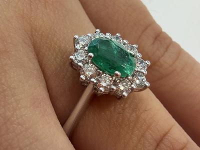 RIF 25: ANELLO IN ORO BIANCO 18 KT D-DONNA GR. 4,06 CON UNO SMERALDO OVALE DI CT 0,81 E DIAMANTI F-VS PER CT 0,45 COMPLESSIVI