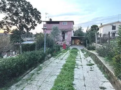 Villetta bifamiliare con duplice ingresso, così composto: al piano Seminterrato da sala, soggiorno, cucina e ripostiglio; al piano Terra da loggia di ingresso, ingresso, bagno e camera da letto; al piano Primo da due camere da letto, bagno e terrazzo coperto.                                            