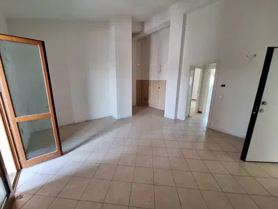 Trilocale al piano secondo con garage sito a Capannoli (PI), in via Gramsci 50/1. Per maggiori informazioni visitare il portale www.quimmo.it - Codice annuncio 2638799