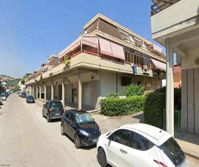 diritti pari al 100/100 della piena proprietà di immobile sito nel Comune di Martinsicuro (TE) alla Via delle Lancette n. 21 piano T e precisamente: - Locale Commerciale – negozio sito nel centro abitato del Comune di Martinsicuro. 
