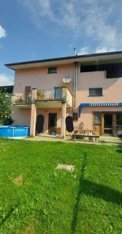 Il compendio pignorato (mq 250,00 ca. totali) è costituito da un’abitazione su 3 piani con autorimessa, fabbricato accessorio e corte. Piano terra: ingresso, soggiorno-cucina, disimpegno (con portico), bagno. Primo piano: scala interna, 2 camere, disimpegno con terrazzo e bagno. Difformità catastali ed edilizie sanabili. Occupato.