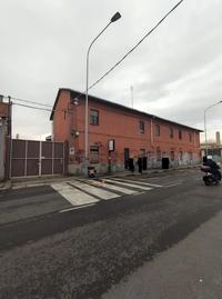 complesso edilizio con più corpi di fabbrica con due...