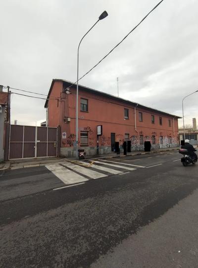 complesso edilizio con più corpi di fabbrica con due...