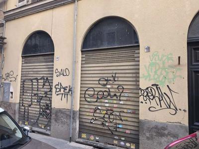 deposito commerciale al piano terreno (1° f.t.), con accesso diretto da via Thesauro attraverso due vetrine dotate di porte e un accesso dall'androne condominiale, composto di due locali comunicant...