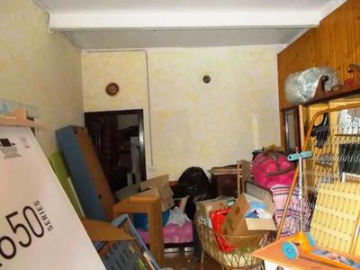-al piano terreno: unità immobiliare accessoria (con accesso principale dal civico 48, su via G.B. Bonesio e secondario dal civico 46 attraverso passaggio laterale) composta da magazzino e ripostiglio