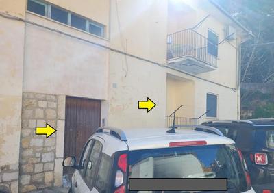 Piena proprietà di un appartamento di circa 125 mq. comprensivo delle aree scoperte, facente parte di un plesso immobiliare di tipo polare. L’appartamento si sviluppa tutto al piano rialzato ed è composto da ingresso, soggiorno, cucina, bagno, n. 3 camere da letto, n. 2 balconi a livello e vano soffitta Foglio di mappa 134, particella 4577, subalterno 2, indirizzo Via Europa n.28, piano 1, comune Pisticci, categoria A/3, Superficie catastale 110 mq., rendita € 340,86