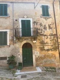 Diritto venduto: proprietà per 1/2 Immobile a destinazione residenziale interamente ristrutturato e articolato in ingresso, bagno camera, zona cottura, soggiorno-pranzo, corridoio, camera, bagno, ripostiglio, camera; ubicato nel cuore del vecchio borgo storico.