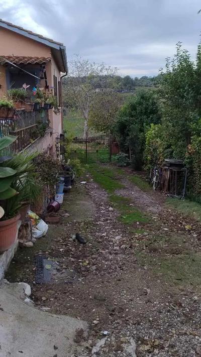 1/1 piena proprietà di bene immobile residenziale di tipo economico (Cat. A/3) costituito da abitazione indipendente distribuita su due piani di cui uno seminterrato, con ingresso, disimpegno, tre camere da letto, un servizio igienico, zona cucina/giorno (sita al seminterrato collegato al piano terra tramite una scala interna)  e terrazzo.