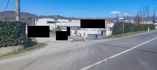 Piena proprietà di capannone artigianale ad un solo piano fuori terra di forma rettangolare, con corte esclusiva circostante il fabbricato utilizzata come piazzale a servizio dell’attività. L’unità immobiliare è costituita da vari ed ampi locali, servizi con spogliatoi e relativi wc, vano uffici e bagni. Complessivamente il lotto ha una superficie interna di 467 mq oltre al piazzale esterno di 786 mq. Occupato senza valido contratto opponibile alla Procedura. Vedasi Avviso e Perizia.