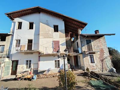 L'unità posta in vendita è composta da un fabbricato a tre piani fuori terra e pozzo (rif.1) e da terreno (rif.2). Il fabbricato è così suddiviso: al piano terra, cucina, bagno e soggiorno, vano scala esterno, stanza con accesso esterno e nicchia per boiler acqua calda; al primo piano vano scala, tre vani separati cono accesso dal balcone e balcone; al secondo piano da sottotetto a nudo tetto, oltre piano seminterrato.