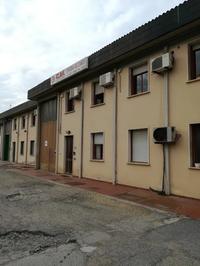 Capannone industriale a pianta rettangolare, con uffici...