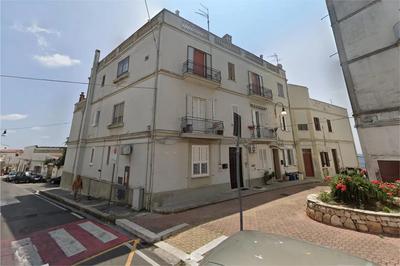 Il complesso immobiliare è situato in una zona di facile accesso nel comune di Pisticci, con comode aree di sosta e parcheggi limitrofi e ampio affaccio panoramico. L’abitazione è posta al primo piano di Corso Metaponto e affaccia anche su via Paisiello, con ampio terrazzo e piccola soffitta. L’appartamento corrisponde al primo piano di Corso Metaponto e al secondo piano di via Paisiello, il cui ampio e lungo balcone beneficia del paesaggio dei calanchi e di ampio parco alberato.