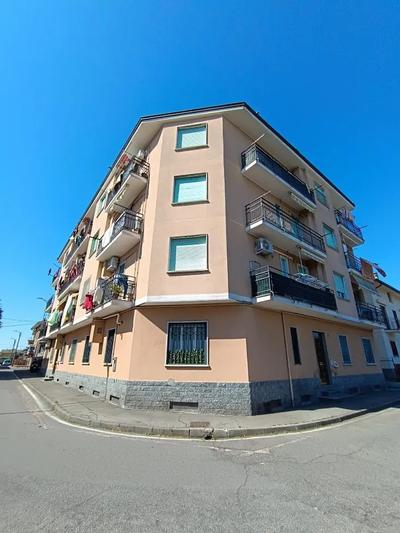 appartamento al piano terzo composto da due locali oltre cucina e servizi con annesso vano di cantina al piano interrato