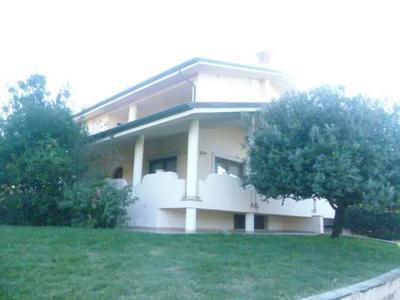 FABBRICATO UNIFAMILIARE CON GIARDINO DI PERTINENZA