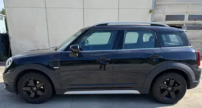 Autovettura Mini Countryman One, colore blu, cilindrata 1500, benzina, immatricolata in data 01.04.2021, targa GD716SW, cambio automatico, km 23.000. Offerte da far pervenire tramite PEC all'indirizzo: initalysrl@legalmail.it 