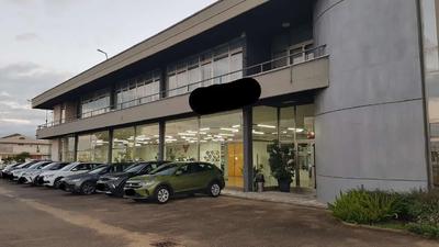 compendio artigianale  e commerciale sviluppato in parte su due piani 