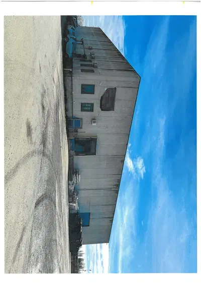 Complesso industriale ubicato a Nettuno, Via Taglio delle Cinque Miglia 24/26, in area extraurbana  in prossimità della stazione ferroviaria "Padiglione" L'immobile viene posto in vendita per il diritto di Proprietà (1/1) Destinazione urbanistica: L'area di sedime dove è stato realizzato il fabbricato, ricade secondo le previsioni contenute nel Vigente PRG del Comune di Nettuno a Zona N1 - zona industriale Art. 26 N.T.A. L'immobile è regolare ex L.47/1985; sussistono difformità sanbili mediante  CILA.