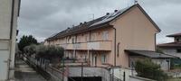 Unità immobiliare libera, facente parte di un fabbricato a schiera di fine anni 90, su quattro livelli collegati da scala interna, comprendente: garage al piano 1°sottostrada accessibile da corsia carrabile di uso condominiale; porzione di appartamento al piano terreno con ingresso, soggiorno, cucina, bagno, area scoperta recintata con lastrico e giardino sul fronte e sul retro; porzione di appartamento al piano primo con due camere, disimpegno, bagno e due balconi; soffitta con due locali sottotetto.