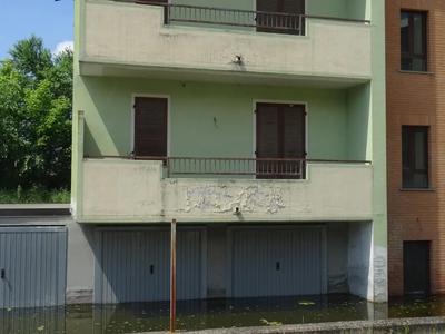 Abitazione sita al piano secondo dell’edificio, composta da un soggiorno/ingresso, unacucina, una camera, un bagno ed un disimpegno, oltre due terrazzi/balconi. Sono inoltre presentiun locale cantina ed un box auto al piano S1.