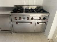 N.1 cucina  a 7 fuochi; N.1 mobile acciaio;N.1 lavello...